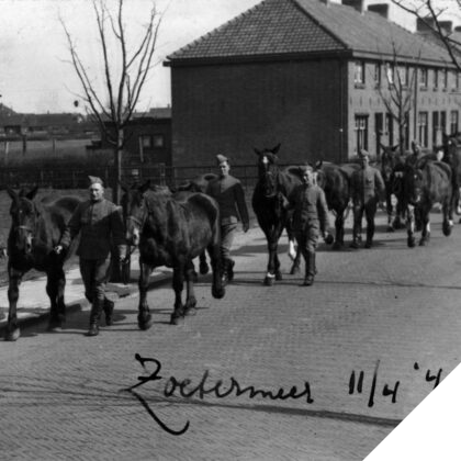 Gemobiliseerde soldaten met paarden trekken door de Molenstraat een maand voor het uitbreken van de oorlog