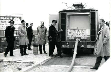 Een nieuwe brandweerauto wordt getoond, 2e van links burgemeester H.G.I. baron van Tuyll van Serooskerken, 1963-1963. Fotograaf: L. Vierling