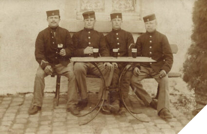 Leon Haelemeersch (rechts) met drie dienstplichtige soldaten tijdens hun dienstplicht in 1908 in Arlon bij de Luxemburgse