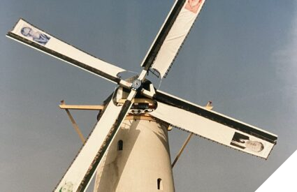 Zeildoeken met de gezeefdrukte portretten van de molenaar, de bakkersvrouw, de burgemeester en 'het meisje van Zoetermeer' op molen De Hoop