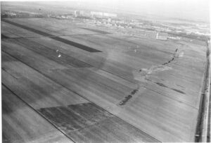 Luchtfoto van de Stadhoudersring. Voorgrond de landerijen voor Meerzicht en de Kantorenstrook in de Driemanspolder; uiterst rechts de A-12.