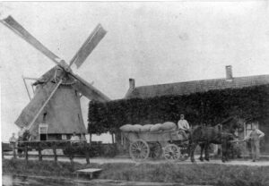 De korenmolen De Hoop van molenaar Hoogenboezem aan de Molenweg (later Stationsstraat), afgebrand in 1897