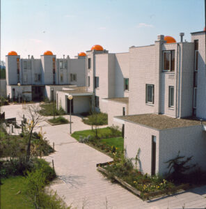 Karakteristieke oranje koepelwoningen in de wijk Meerzicht.