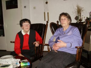 De dames C. Luiten-Jansen en C. Vonk-Hofstede in een huiskamer van de John McCormickflat in 2010