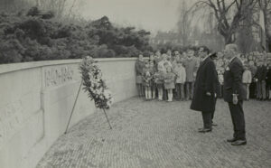 Burgemeester H.G.I. Baron van Tuyll van Serooskerken en de heer W. Olivier tijdens de kranslegging bij het oorlogsmonument in het Wilhelminapark, vanwege de dodenherdenking in 1970. 