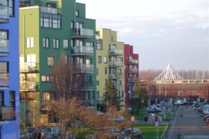 Gekleurde flats aan de Woudlaan in de wijk Rokkeveen met op de achtergrond de Balijbrug