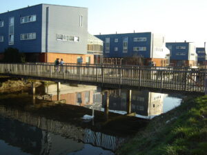 Blauw gekleurde huizen aan water in wijk Noordhove aan de Sterappelhof