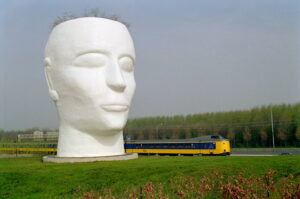 Floriade met kunstwerk 'Kolossus' van Rob Scholte en op de achtergrond de trein richting Utrecht en A12. Het kunstwerk is later door brandstichting vernield.