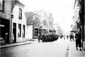 Duitse soldaten in de Zoetermeerse Dorpsstraat. 