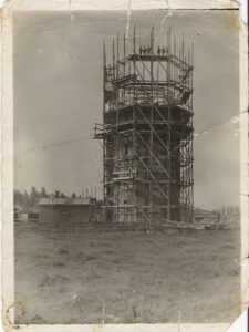 De watertoren in aanbouw in 1927. De bouw is hier nog niet voor de helft (in hoogte) gevorderd. 