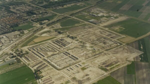 Luchtfoto van Rokkeveen in aanbouw, links midden is Nutricia zichtbaar.