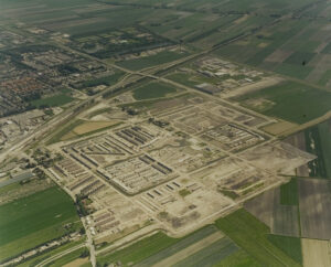 Luchtfoto van Rokkeveen in aanbouw, links midden is Nutricia zichtbaar.