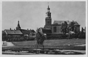 Wilhelminapark; op de achtergrond links de Nicolaaskerk, rechts de Oude Kerk. Foto: I.J. Roos, collectie HGOS