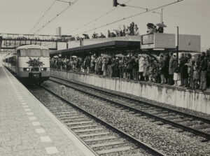 De opening van de Zoetermeerlijn met belangstellend publiek op het sprinterstation Voorweg, 20 mei 1977