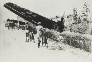 Neergeschoten Duits vliegtuig langs Rijksweg A12, 10 mei 1940