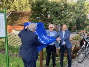 Wethouder Blansjaar, Jan de Ruiter en Jan-Jaap de Haan onthullen het historische informatiebord over de Slag bij de Voorweg