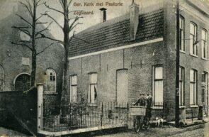 Oude Gereformeerde kerk in de Dorpsstraat, buiten gebruik in 1932 (coll. HGOS)