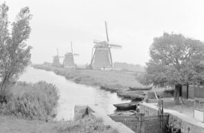 De drie molens in Wilsveen met sluisje (coll. Provincie Zuid-Holland)