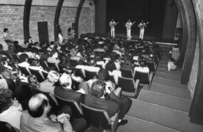 Publiek in theater De Graanschuur (coll. HGOS)